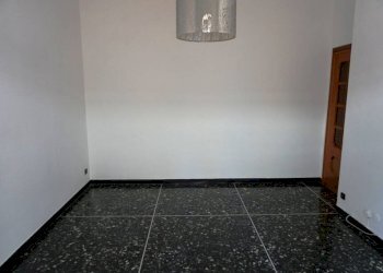 Camera da letto - Trilocale via San Bartolomeo del Fossato, 20, Genova (zona Sampierdarena) - foto 4