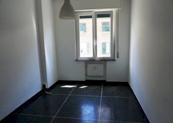 Camera da letto - Trilocale via San Bartolomeo del Fossato, 20, Genova (zona Sampierdarena) - foto 5