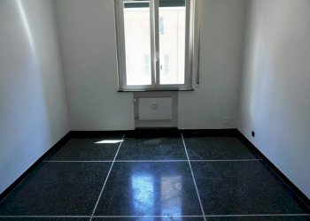 Camera da letto - Trilocale via San Bartolomeo del Fossato, 20, Genova (zona Sampierdarena) - foto 7