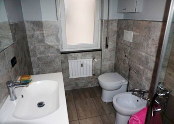 Bagno - Trilocale via San Bartolomeo del Fossato, 20, Genova (zona Sampierdarena) - foto 9