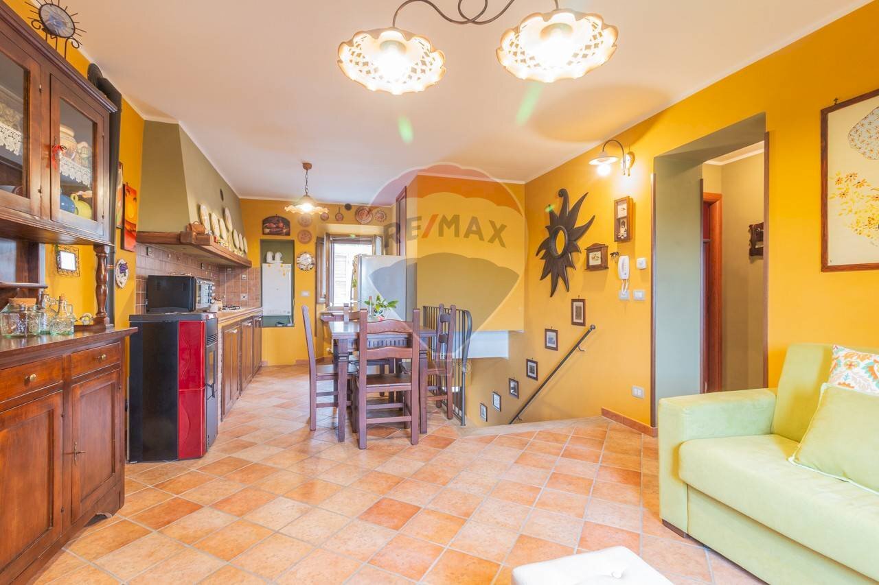 Sala da pranzo - Trilocale Via Guglielmo Marconi
 
19, Ischia di Castro - foto 1