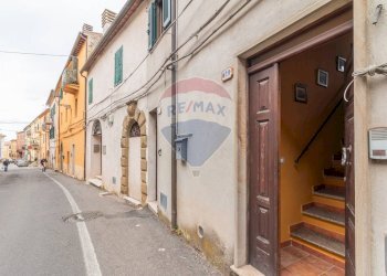 Edificio all\'aperto - Trilocale Via Guglielmo Marconi
 
19, Ischia di Castro - foto 5