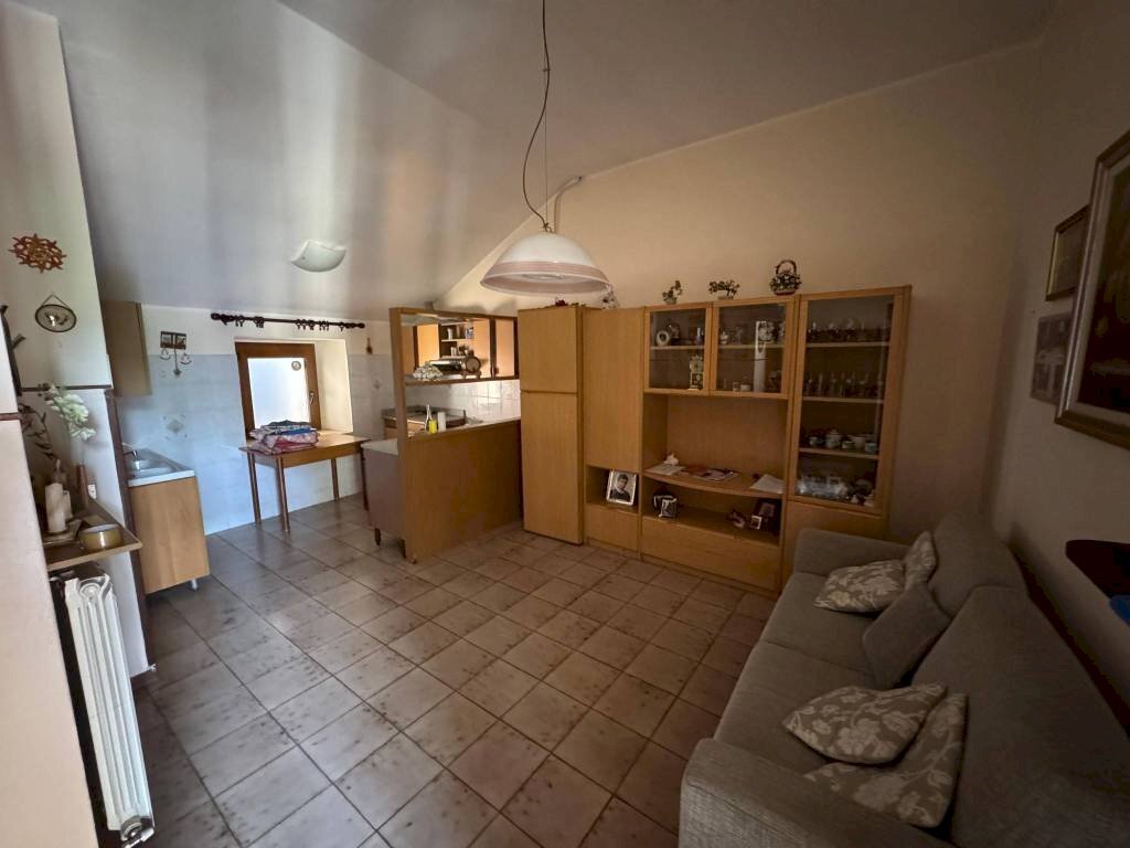 Salone - Villa via Camillo Benso di Cavour, 30, Cairate - foto 2