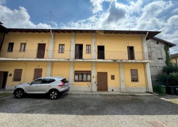 Facciata - Villa via Camillo Benso di Cavour, 30, Cairate - foto 1