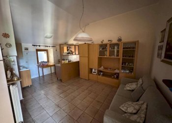 Salone - Villa via Camillo Benso di Cavour, 30, Cairate - foto 2