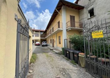 Cortile interno - Villa via Camillo Benso di Cavour, 30, Cairate - foto 32