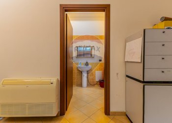 Hall / corridoio - Attività Commerciale Via Giorgio Asproni
 
33, Alghero - foto 30