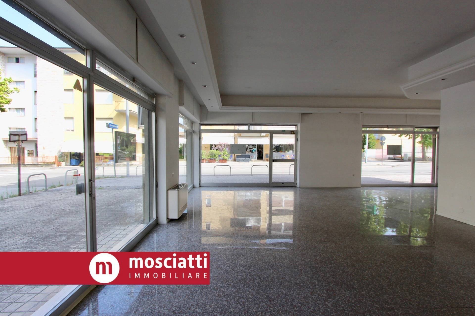 Foto 3 - Locale Commerciale Via Martiri della Libertà
 
65, Matelica - foto 3