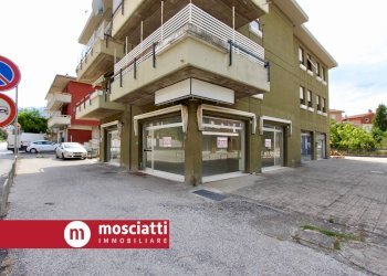 Foto 1 - Locale Commerciale Via Martiri della Libertà
65, Matelica - foto 1