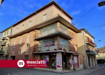 Foto 1 - Locale Commerciale Via IV Novembre, Castelraimondo - foto 1