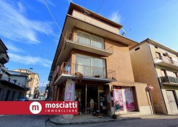 Foto 2 - Locale Commerciale Via IV Novembre, Castelraimondo - foto 2