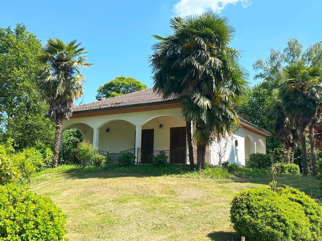 Facciata - Villa via Borgoticino, Agrate Conturbia - foto 1