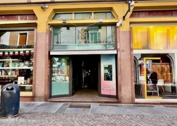 Facciata - Negozio via Italia, 12, Biella - foto 1