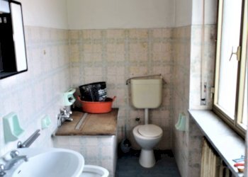 bagno con accesso da pianerottolo - Casa indipendente via san bernardino, Niella Belbo - foto 3