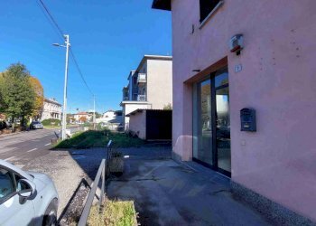 Foto 2 - Locale Commerciale via giulio cesare, Venegono Superiore - foto 2