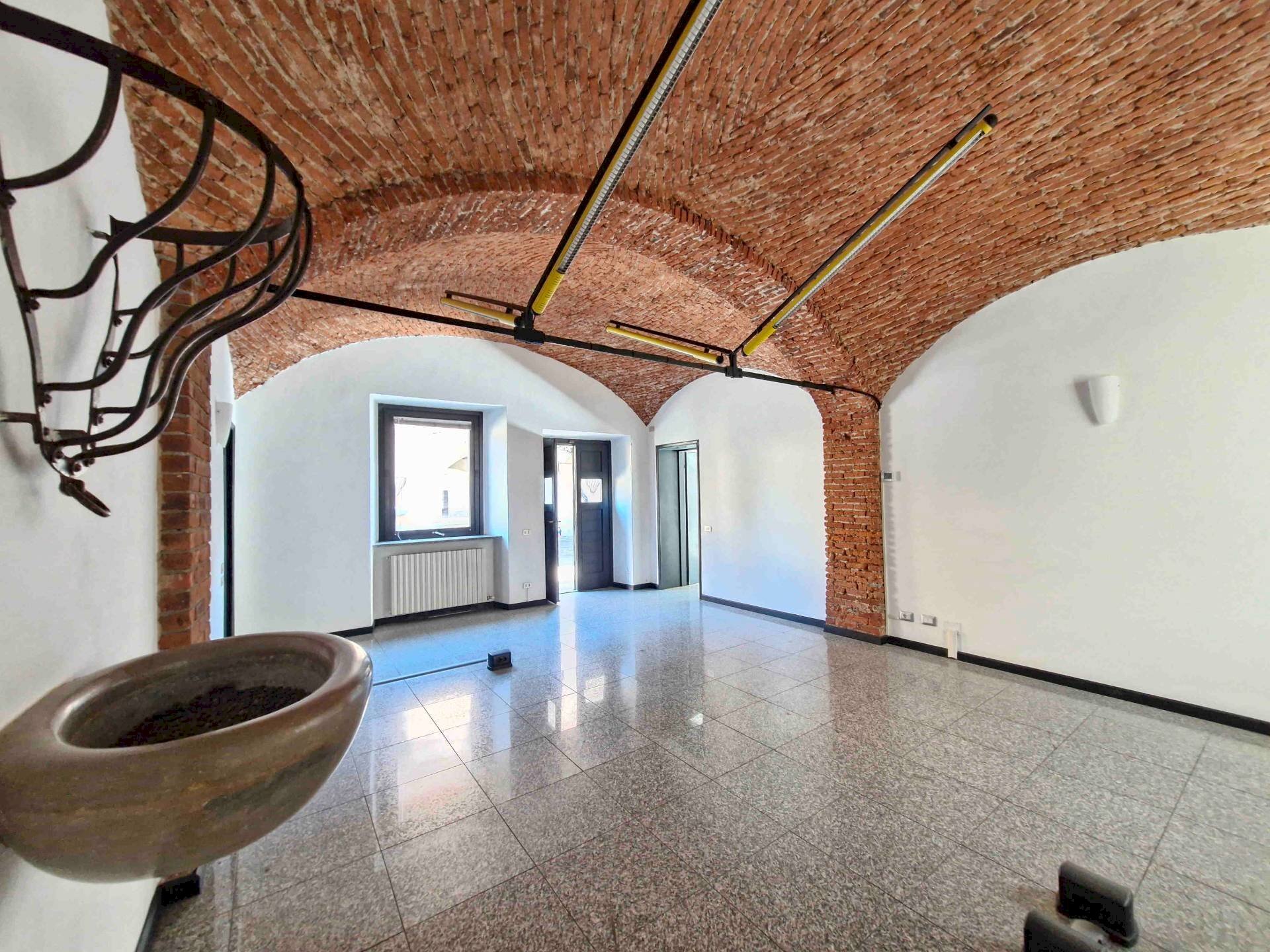 Foto 1 - Negozio Via crosti, Tradate - foto 1