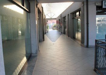 Hall / corridoio - Locale Commerciale Via Rodari
 
14, Trezzano Rosa - foto 6