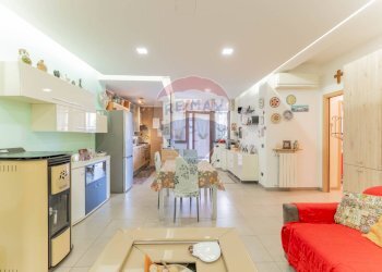 Sala da pranzo - Casa semi indipendente Via Montello
 
21, Fagnano Olona - foto 5