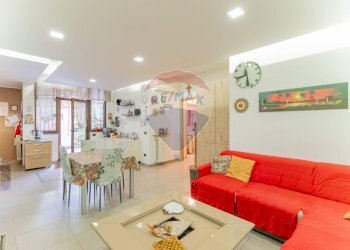 Sala da pranzo - Casa semi indipendente Via Montello
 
21, Fagnano Olona - foto 6