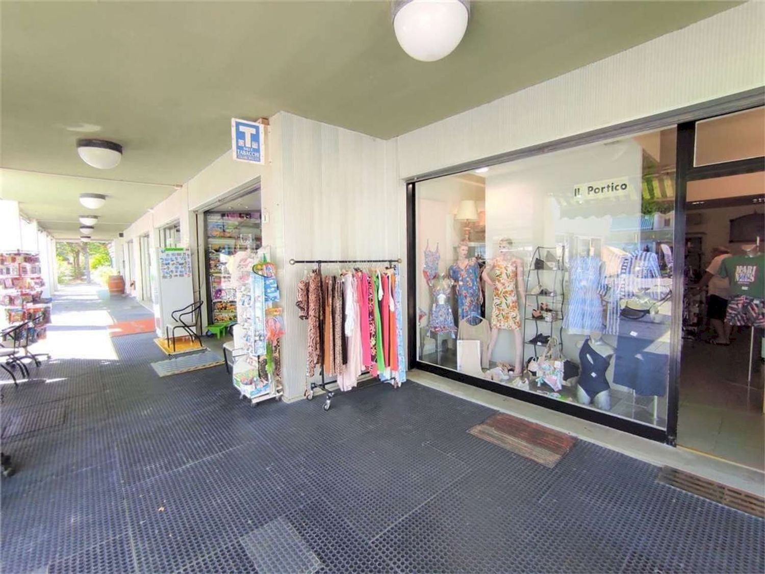 guardaroba - Capannone Jugoslavia
 
35, Comacchio - foto 1