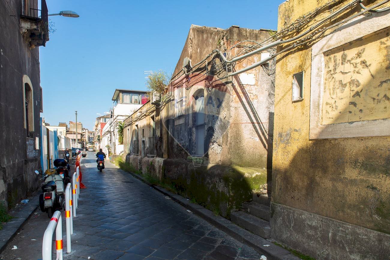 Edificio all\'aperto - Casa indipendente Via Grassi
 
16, Catania - foto 3