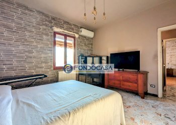 camera matrimoniale 2 - Casa semi indipendente Via dei Colli
 
103, Massa - foto 26