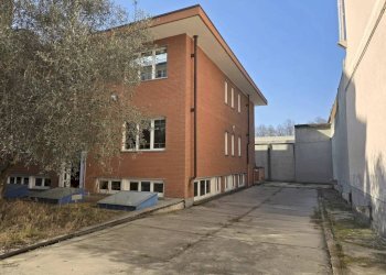 Cortile interno - Negozio via Gattinara 3., Torino (zona Vanchiglia) - foto 3