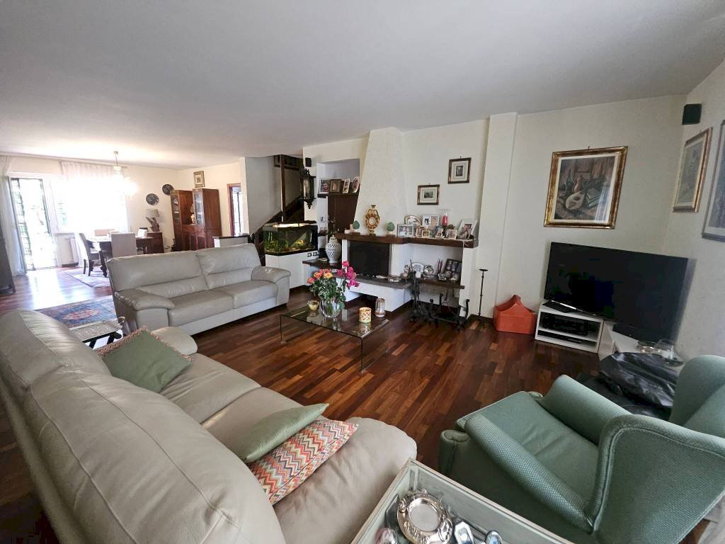 Salone - Villa a Schiera via Minerbio, Roma - foto 2