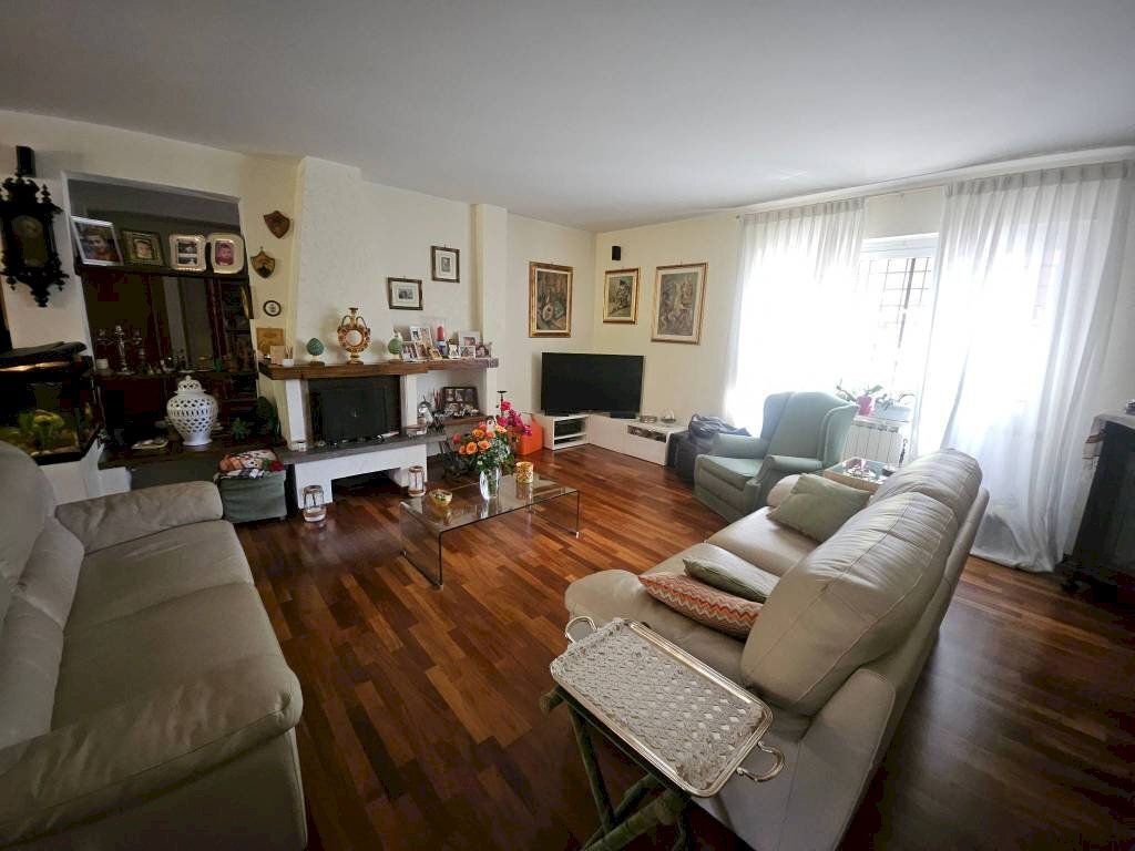 Salone - Villa a Schiera via Minerbio, Roma - foto 3