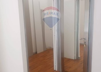 Hall / corridoio - Commercial Activity Via Luigi Pirandello
 
19, Sant'Agata Li Battiati - photo 7