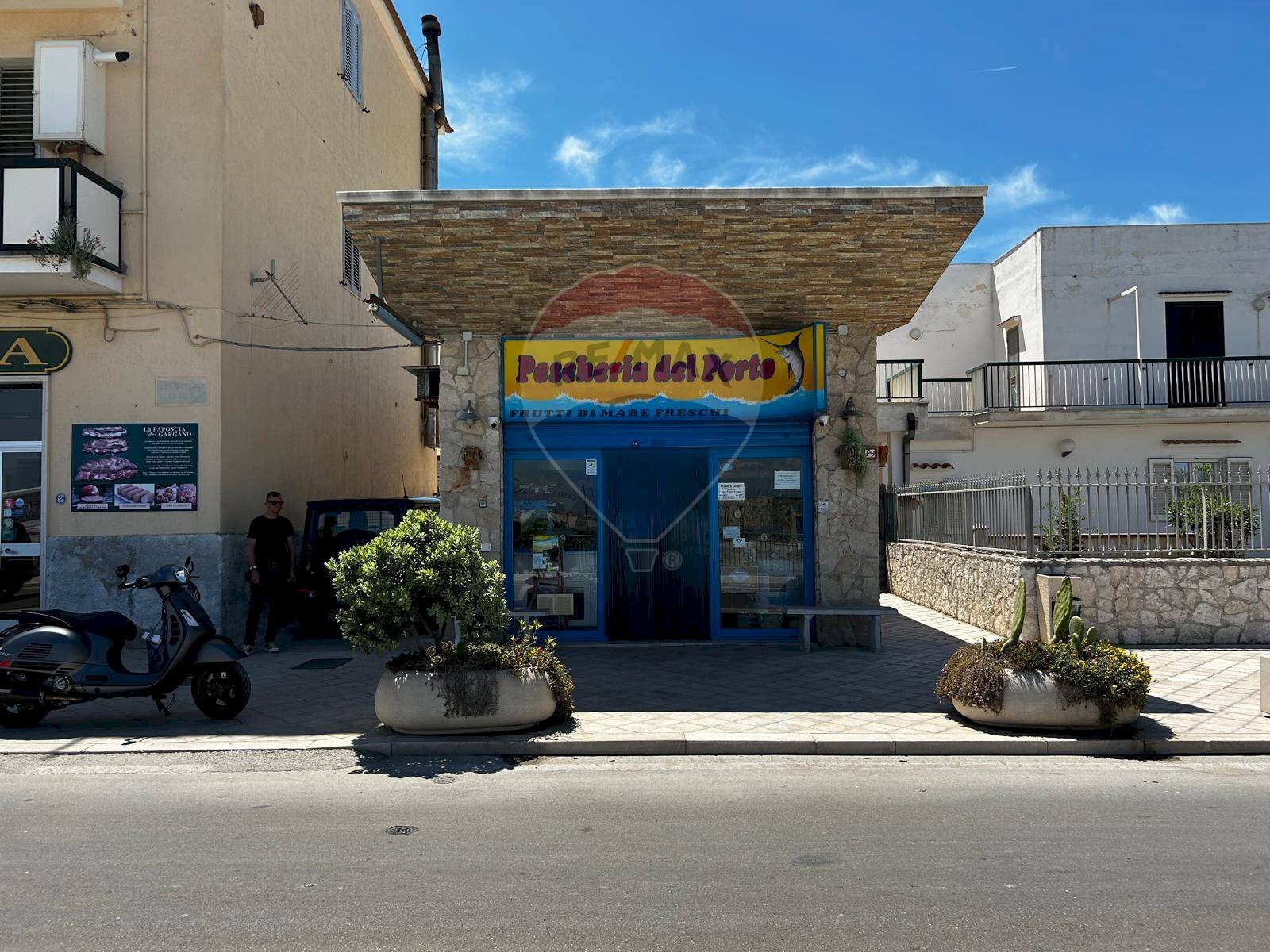 esterno - Locale Commerciale Lungomare Europa
 
18, Vieste - foto 1