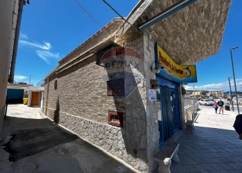 esterno - Locale Commerciale Lungomare Europa
 
18, Vieste - foto 3