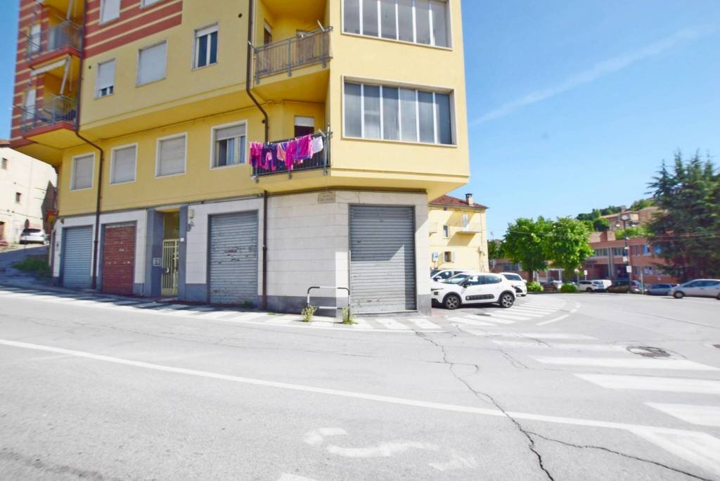 Facciata - Negozio piazzetta Francesco Perotti, Mondovì - foto 1