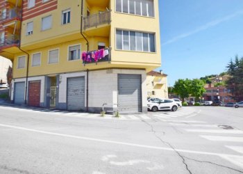 Facciata - Negozio piazzetta Francesco Perotti, Mondovì - foto 1