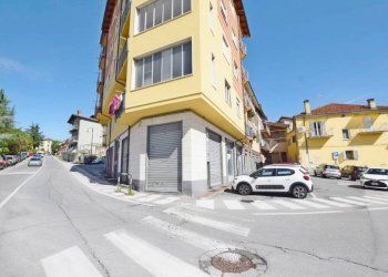 Facciata - Negozio piazzetta Francesco Perotti, Mondovì - foto 7