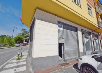 Facciata - Negozio piazzetta Francesco Perotti, Mondovì - foto 8