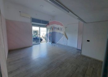 Stanza vuota - Locale Commerciale Via Alessandro Manzoni
 
51, Casoria - foto 7