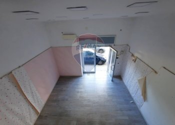 Hall / corridoio - Locale Commerciale Via Alessandro Manzoni
 
51, Casoria - foto 15