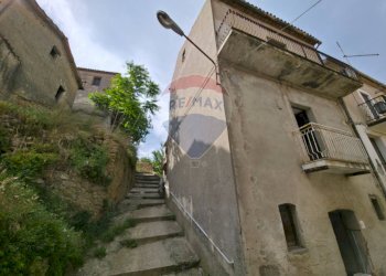 Edificio all\'aperto - Casa indipendente Via Costantinopoli
 
2, Torano Castello - foto 1