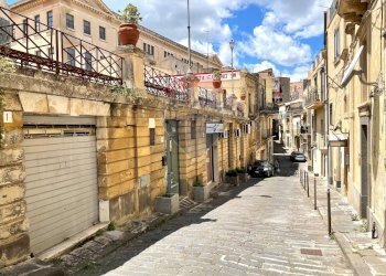 Edificio all\'aperto - Locale Commerciale via ponte Tamburino
9, Mineo - foto 3