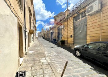 Edificio all\'aperto - Locale Commerciale via ponte Tamburino
9, Mineo - foto 5