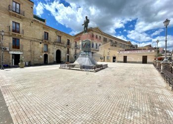 Edificio all\'aperto - Locale Commerciale via ponte Tamburino
9, Mineo - foto 7