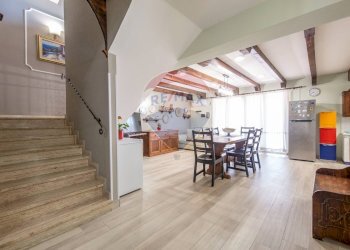 Sala da pranzo - Villa Via Magenta
 
21, Mascalucia - foto 34
