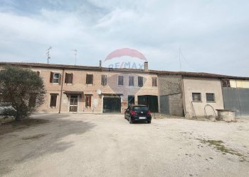 Edificio all\'aperto - Casa semi indipendente via Canalona
 
5, Jolanda di Savoia - foto 1