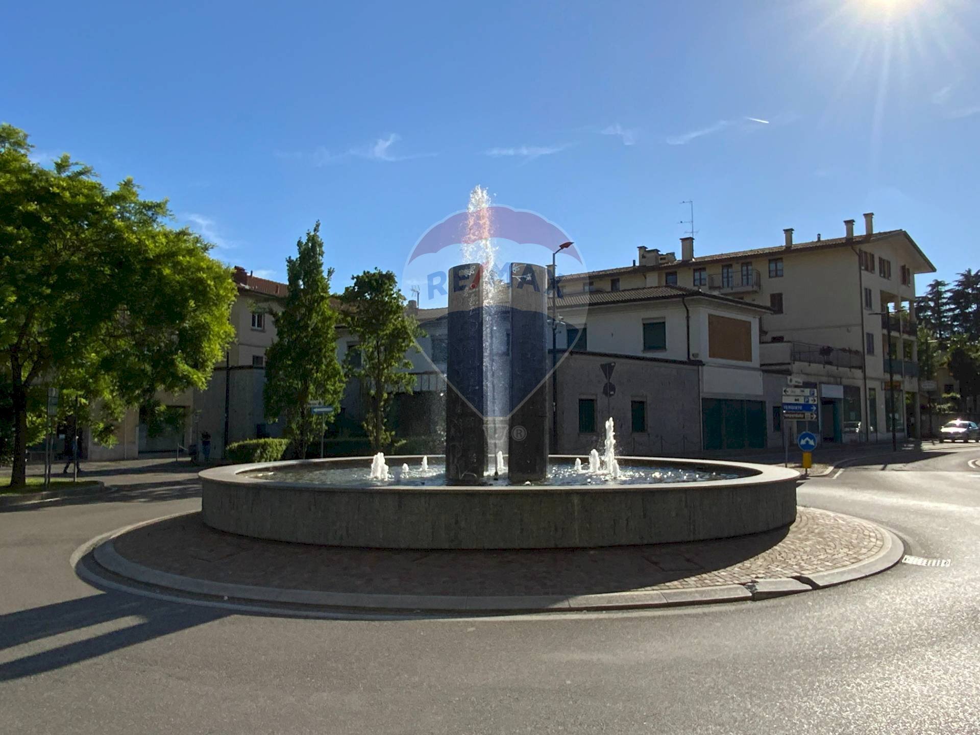 Edificio all\'aperto - Locale Commerciale Largo Sant'Agnese, Somma Lombardo - foto 1