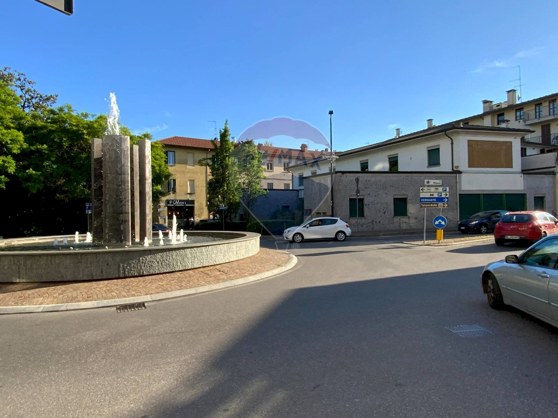 Edificio all\'aperto - Locale Commerciale Largo Sant'Agnese, Somma Lombardo - foto 2