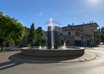 Edificio all\'aperto - Locale Commerciale Largo Sant'Agnese, Somma Lombardo - foto 1