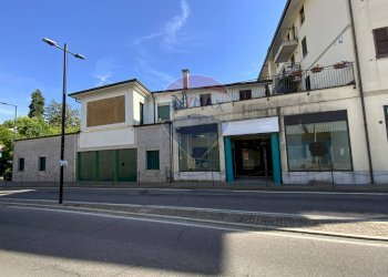 Edificio all\'aperto - Locale Commerciale Largo Sant'Agnese, Somma Lombardo - foto 3