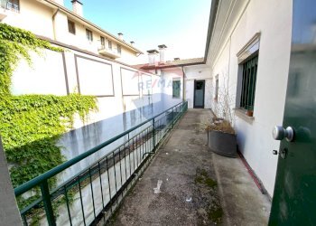 Balcone - Locale Commerciale Largo Sant'Agnese, Somma Lombardo - foto 27