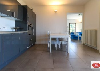 ampia cucina comunicante con la zona giorno - Villa Via Dei Siri
 
131, Albisola Superiore - foto 20